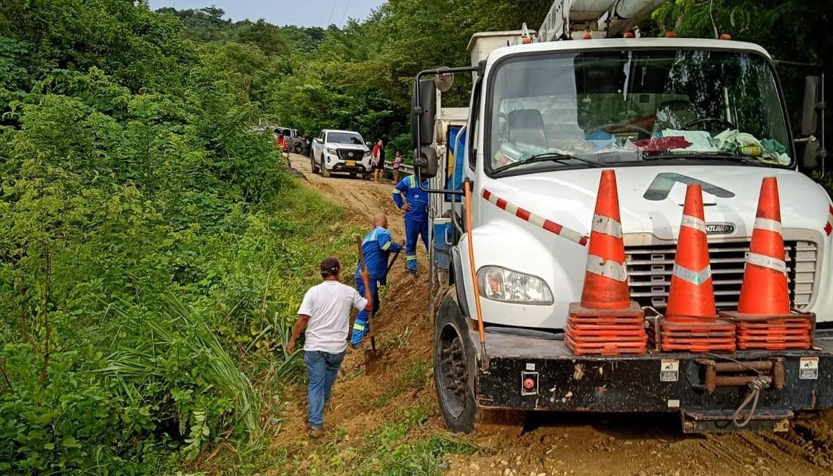 Operarios de Air-e trabajando para restablecer el servicio.