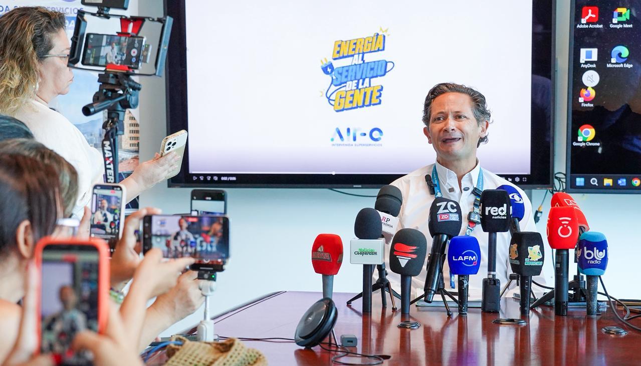 El agente interventor de Air-e, Jaime Mesa Buitrago, durante la rueda de prensa de este lunes. 