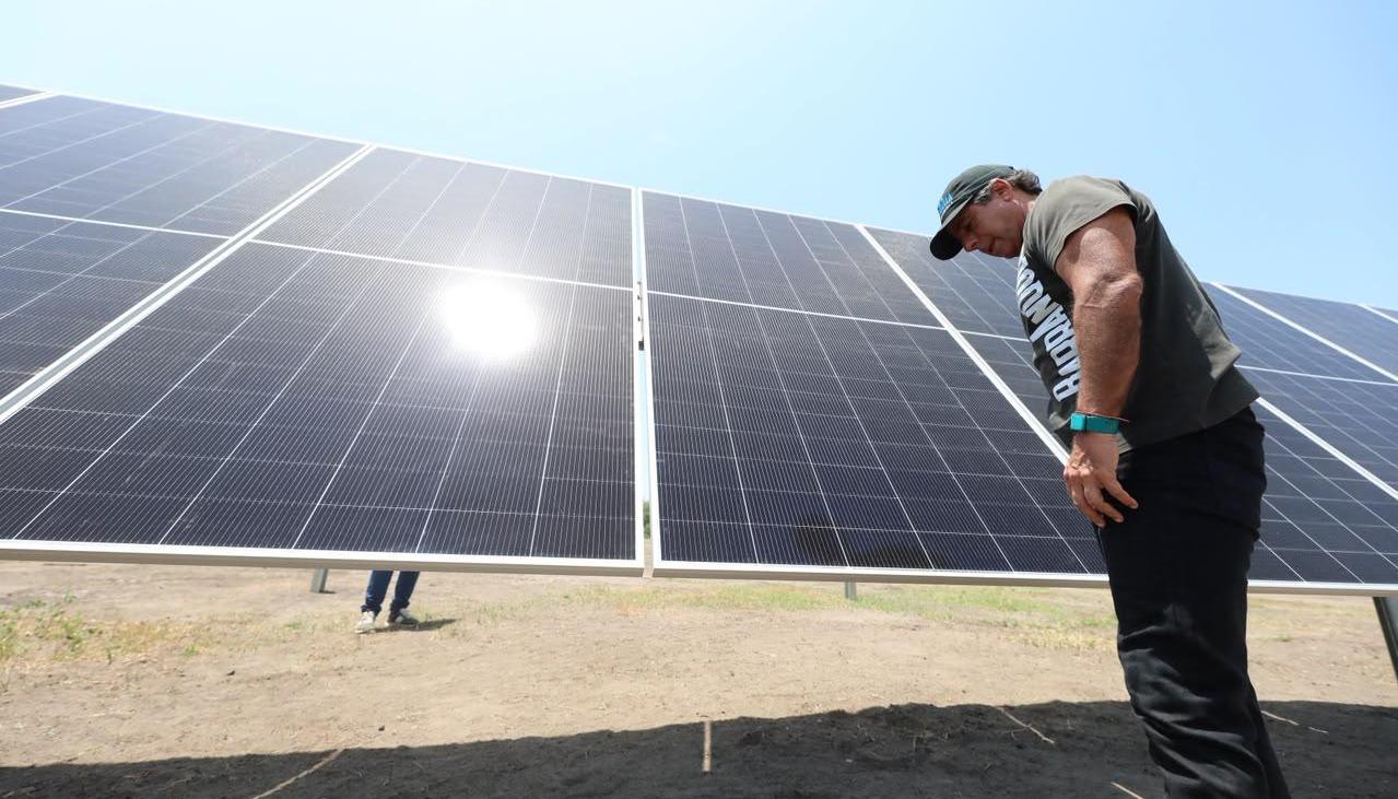 El alcalde Alejandro Char en el avance de la construcción de la granja solar. 