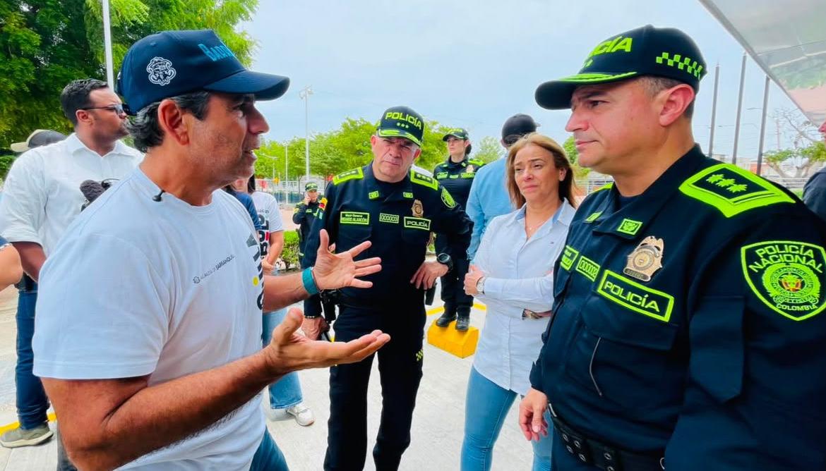 El alcalde Alejandro Char con el Mayor General Norberto Mujica. 
