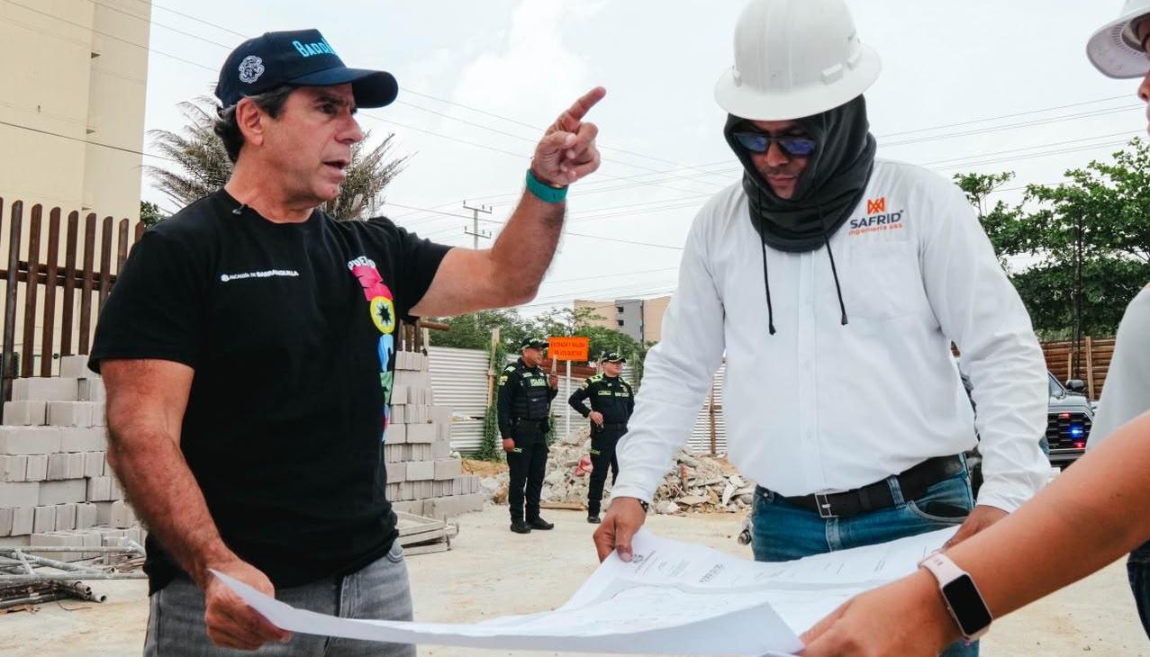 El alcalde Alejandro Char supervisando las obras de la Estación de Policía de Caribe Verde. 