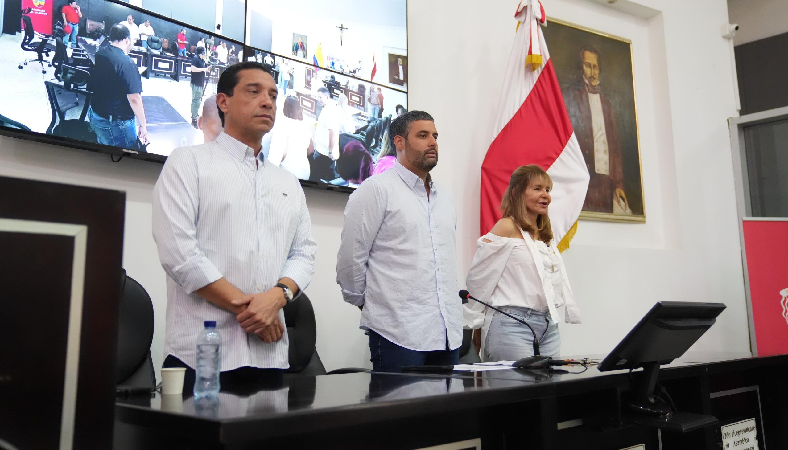 Imagen de la sesión extraordinaria y de la mesa directiva de la Asamblea.