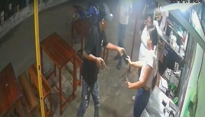 Atraco en establecimiento comercial de Los Almendros.