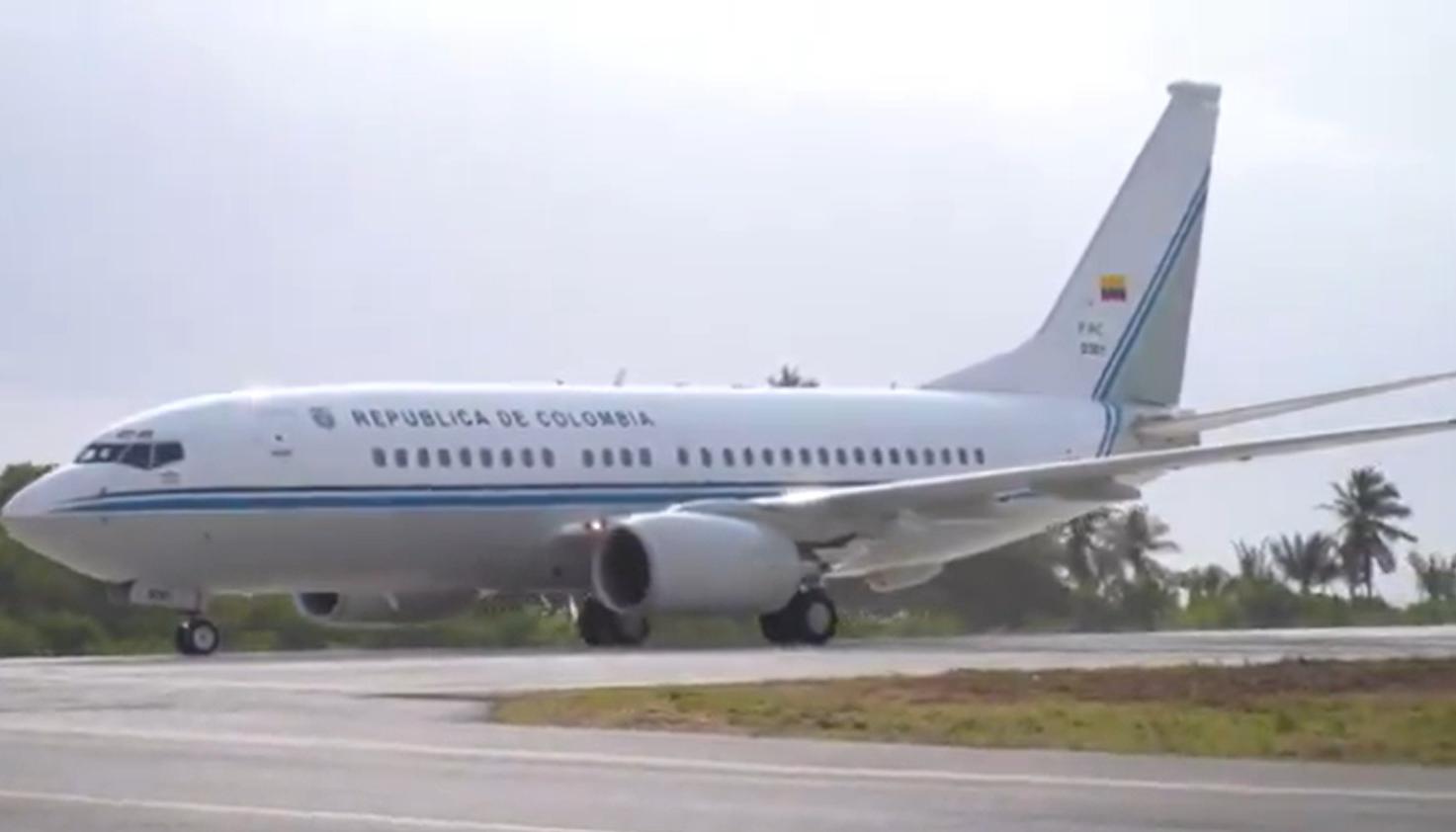 Momento del aterrizaje del avión presidencial.