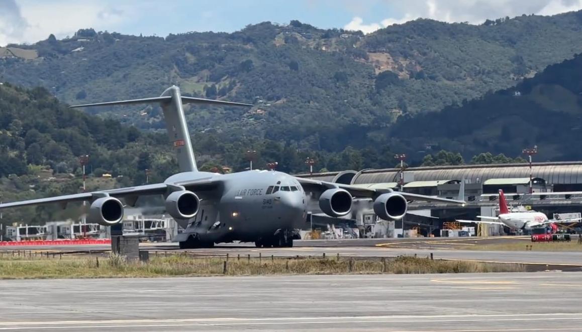 El avión aterrizó en el aeropuerto de Medellín. 
