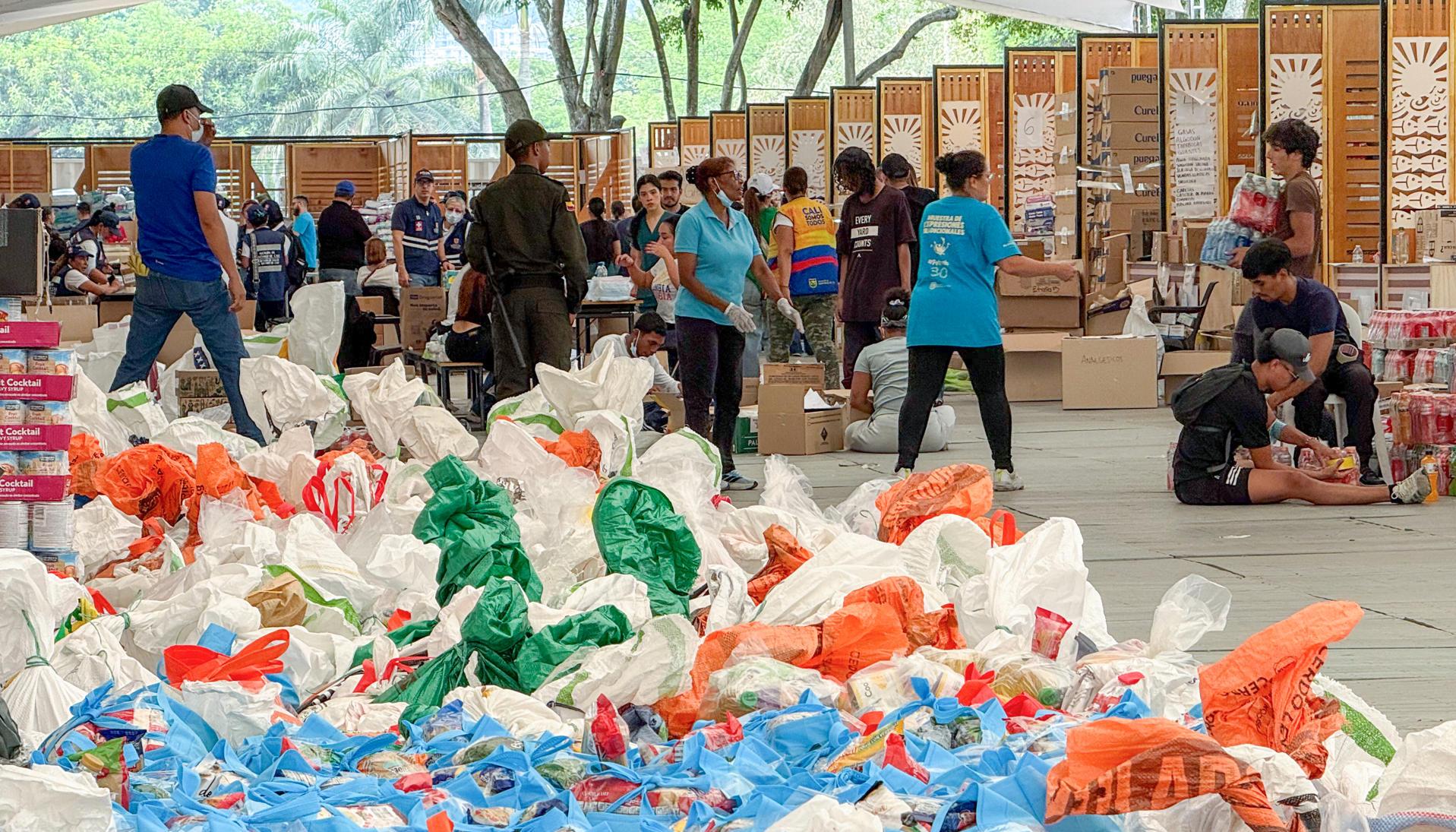 Zona de acopio de ayudas para los damnificados por el terremoto. 