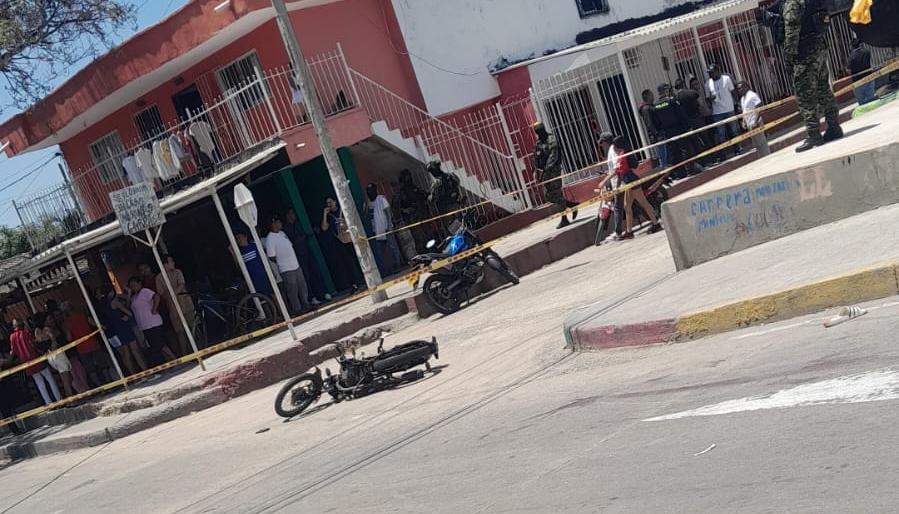 La motocicleta en la que se movilizaba los supuestos delincuentes quedó tendida en el lugar. 