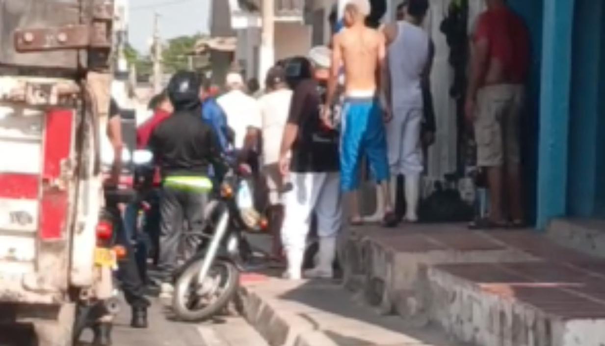 Momento en que personas auxilian a la persona baleada. 