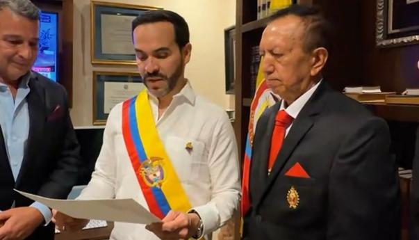 El Presidente electo Abelardo De La Espriella con la banda presidencial.
