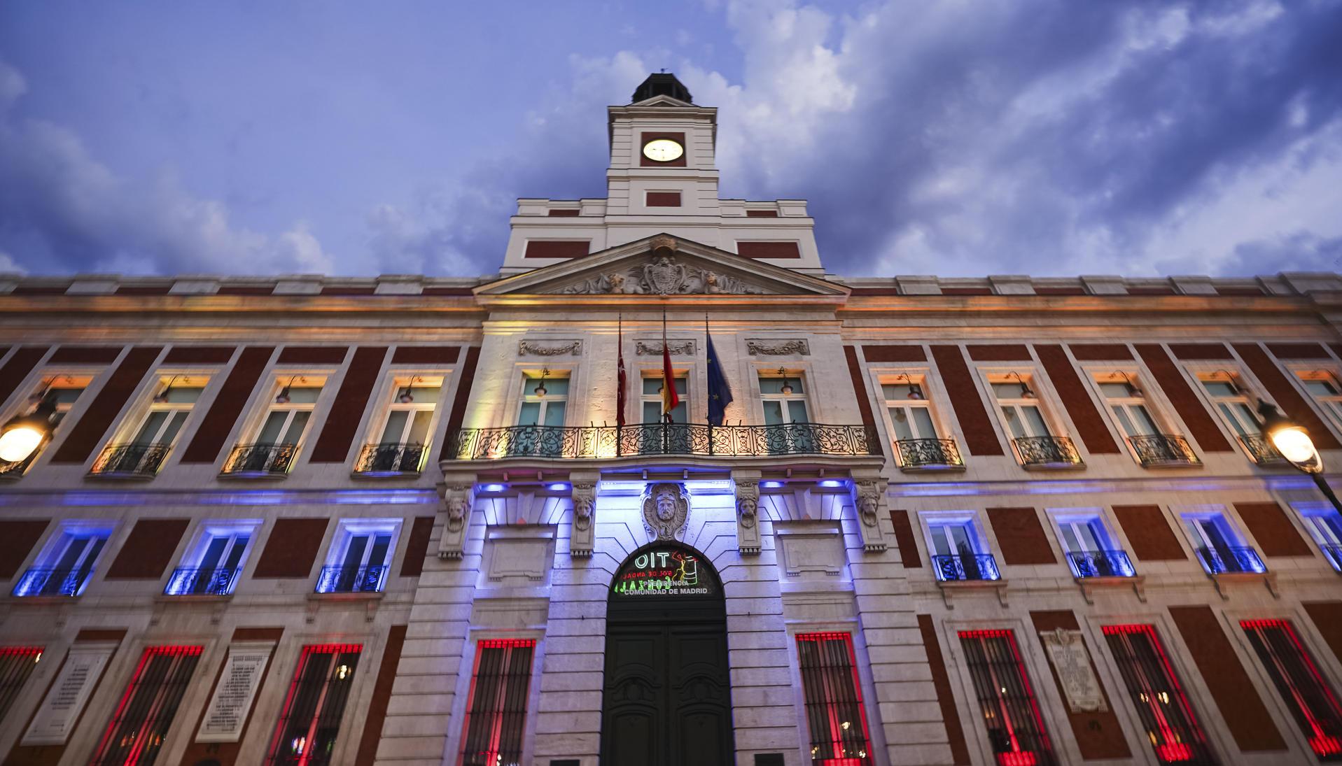 La Comunidad de Madrid ilumina este viernes con los colores de la bandera de Colombia la fachada de la Real Casa de Correos.