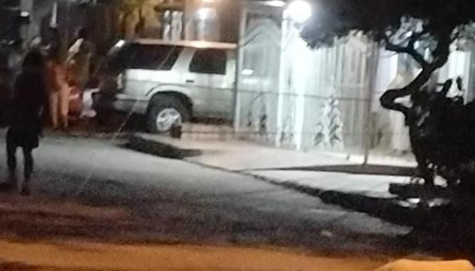 La víctima quedó muerta en el lugar donde le dispararon. 