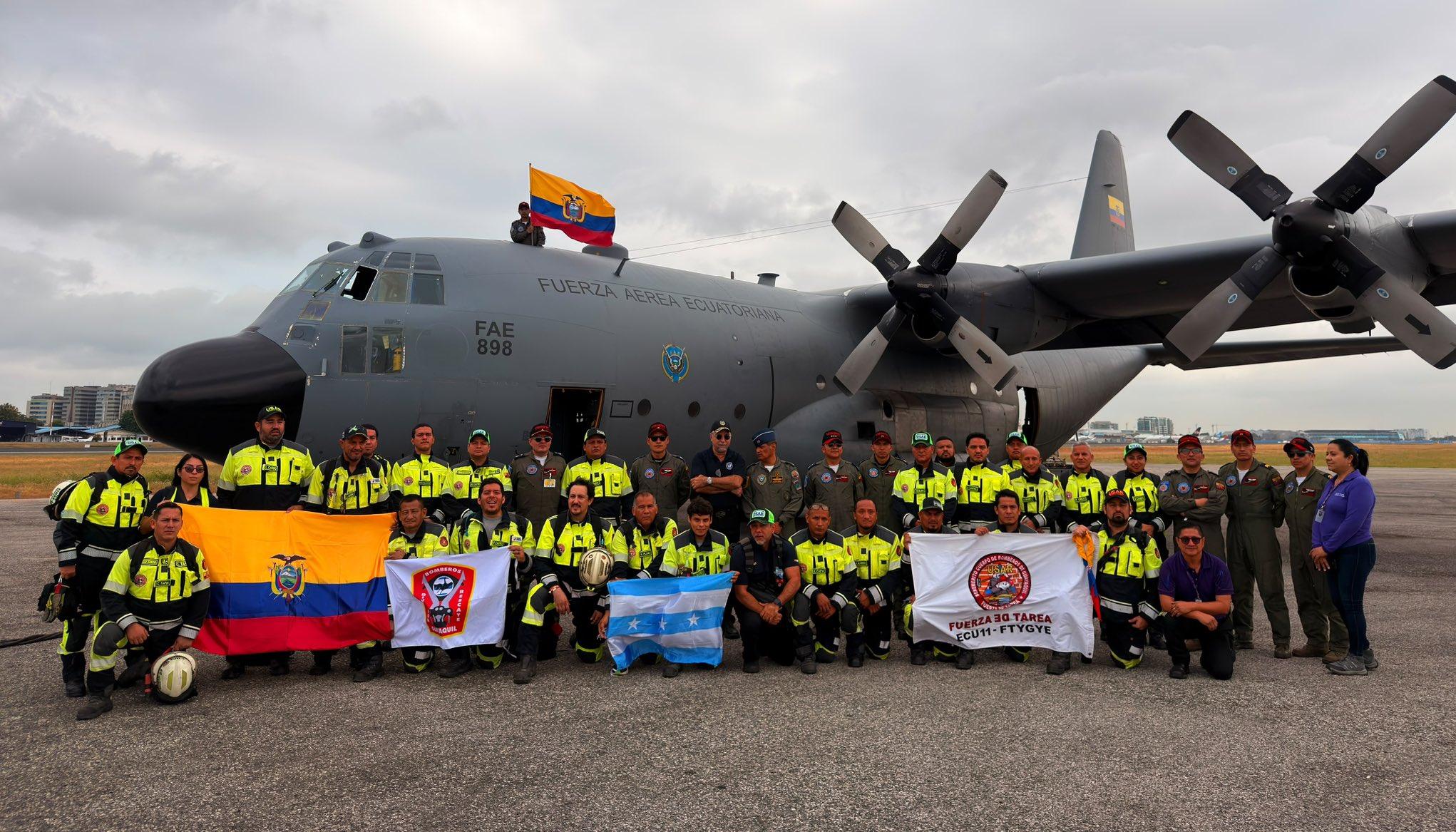 Treinta bomberos rescatistas y cinco ingenieros especializados.