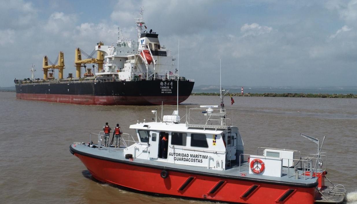 Un buque ingresando al canal del acceso del puerto de Barranquilla. 
