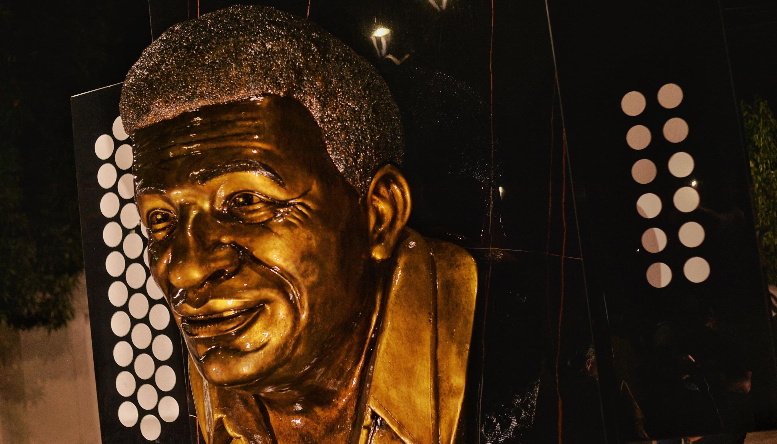 Busto del compositor, intérprete y Rey vallenato, Calixto Ochoa.