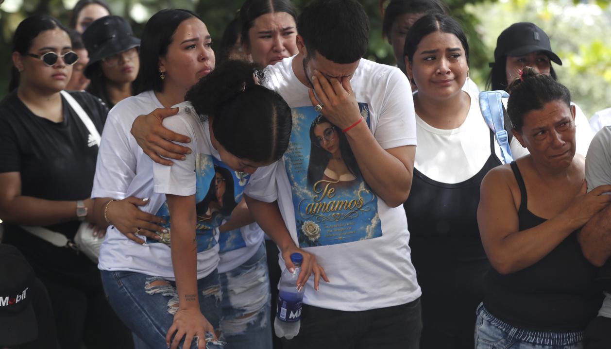 Familiares de Yenci Lorena Restrepo, una de las victimas del terremoto.