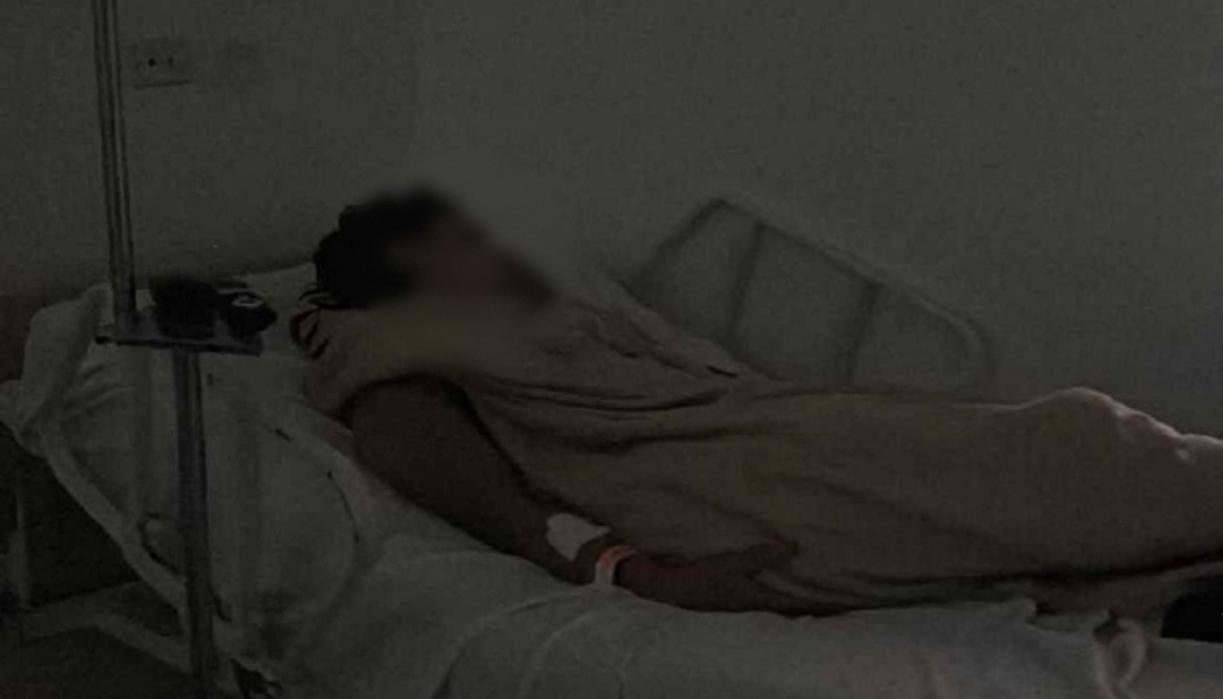 Joven que presenta la fractura en su húmero izquierdo. 