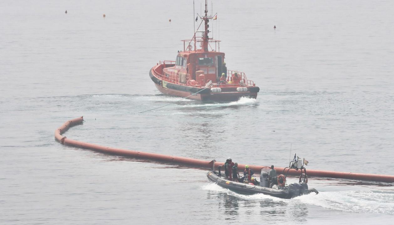 Instalación de una boya flotante para marcar el límite entre la playa del Tarajal de Ceuta y Marruecos.