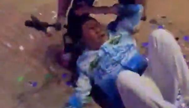 Momento de la caída del cantante Churo Díaz.