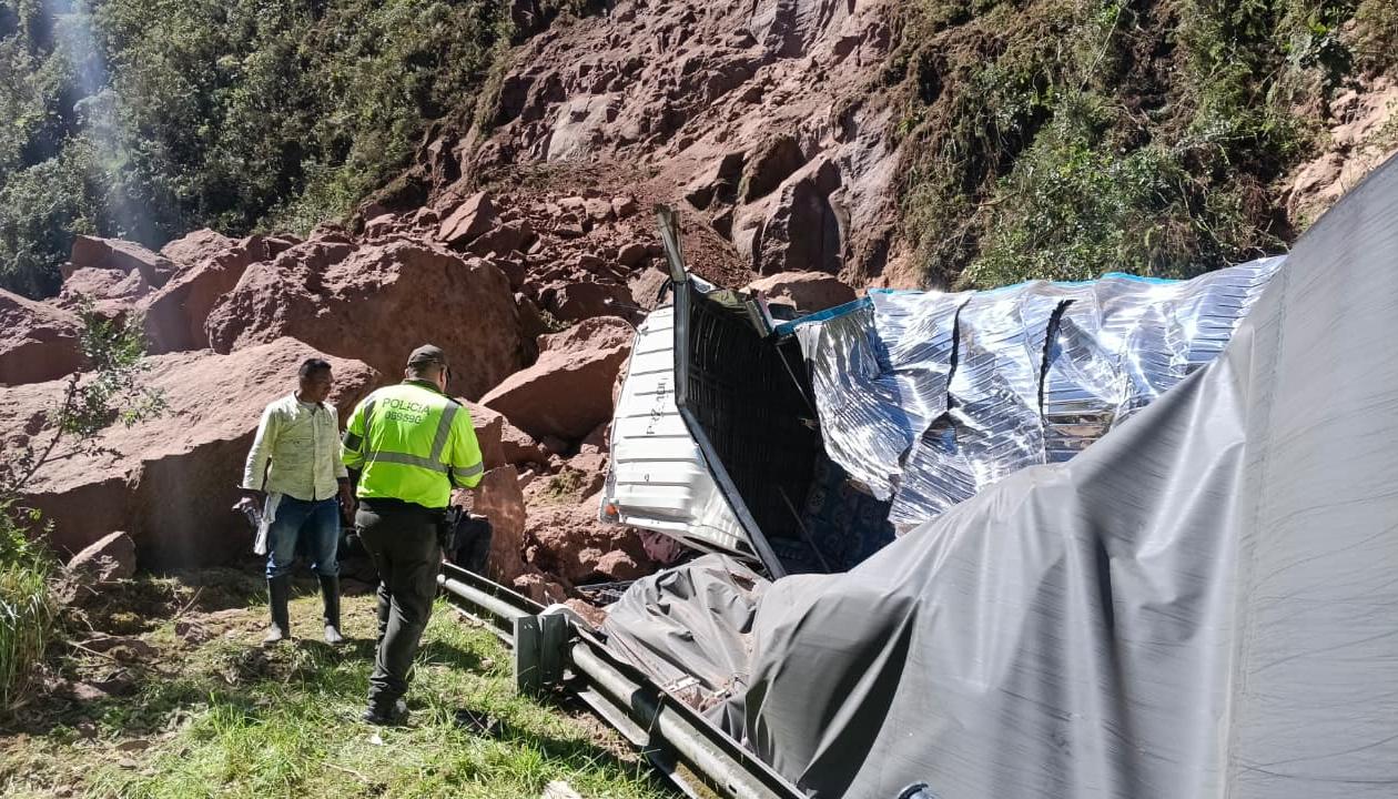 Un vehículo resultó afectado tras caída de piedras en el Valle del Cauca. 