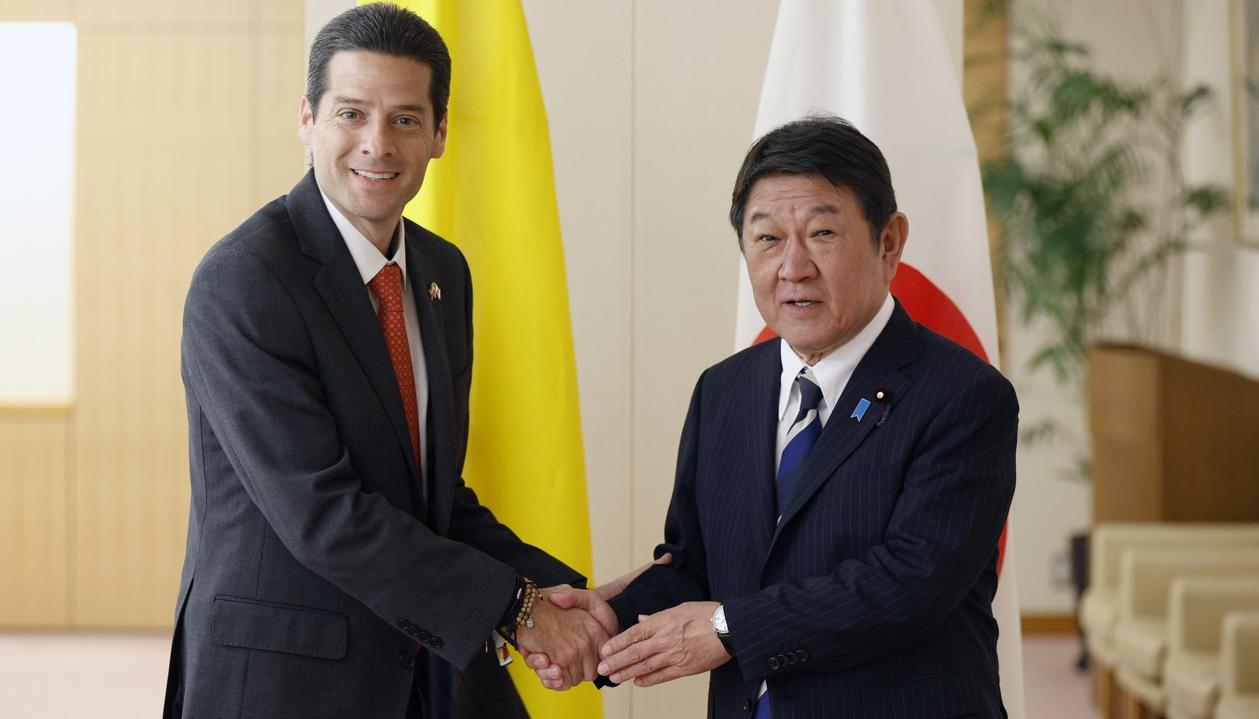 El Ministro de Comercio, Industria y Turismo, Mauricio Gómez Amín, y el Ministro de Asuntos Exteriores de Japón, Toshimitsu Motegi.