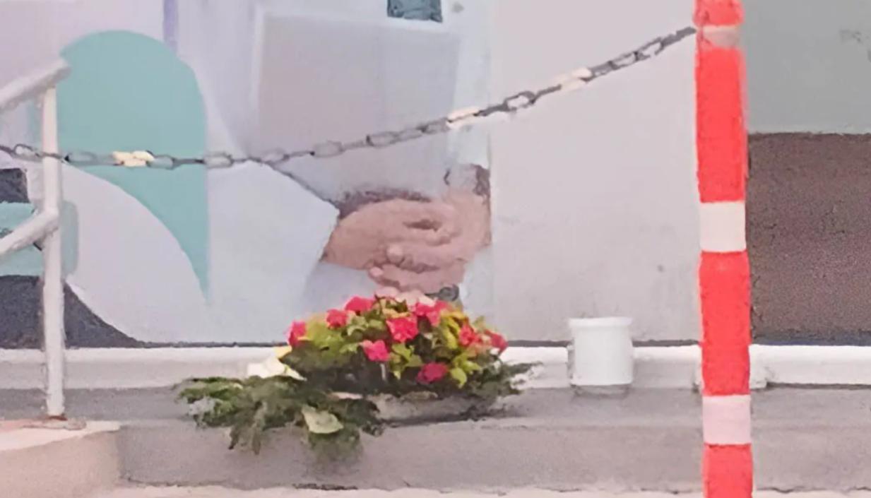 La corona fúnebre encontrada en la entrada de la entidad. 
