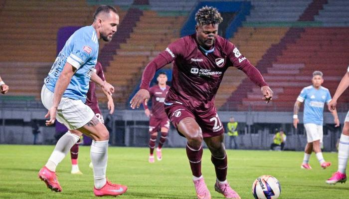 Dairon Asprilla en una jugada del partido
