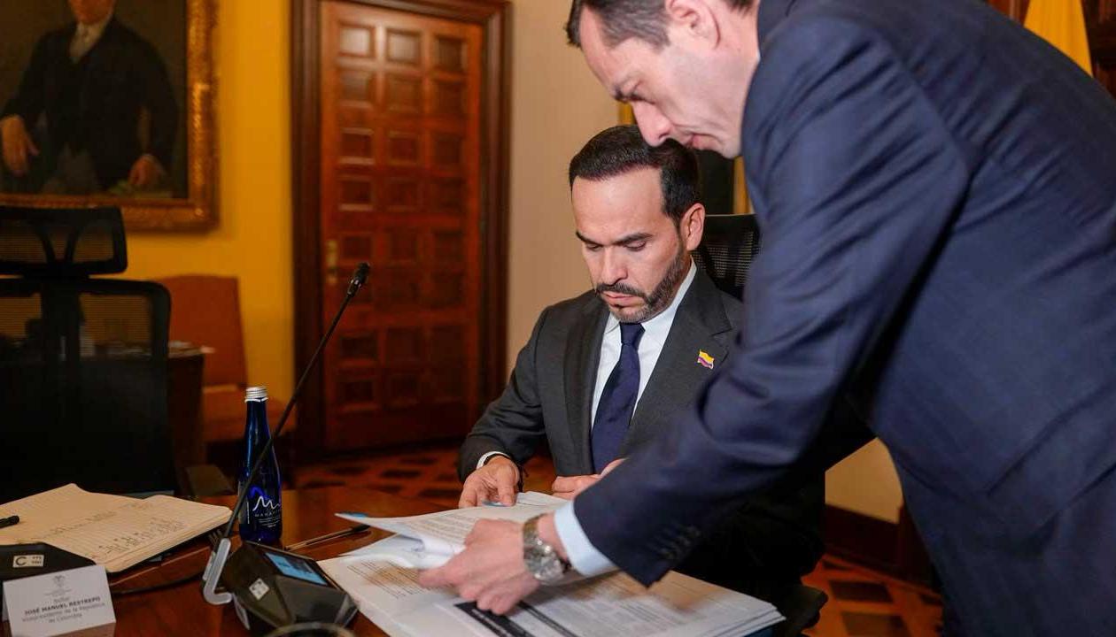 De La Espriella firmando documentos de extradición.