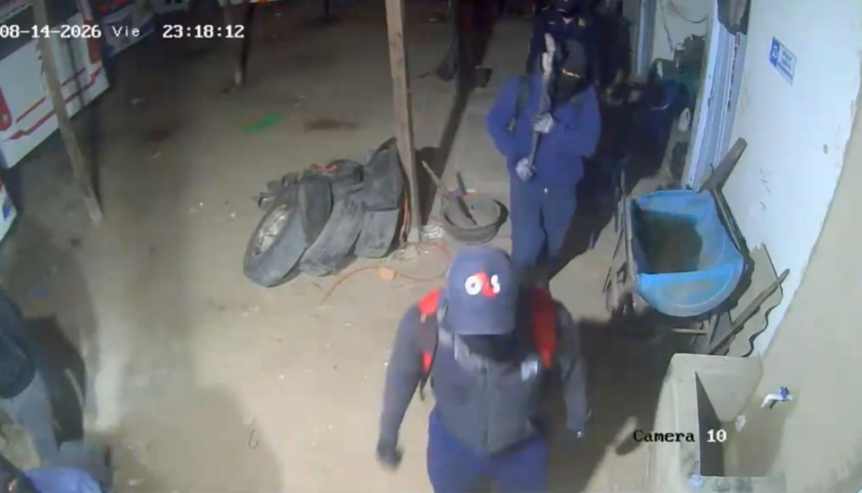 Los delincuentes dentro de las instalaciones de la empresa. 