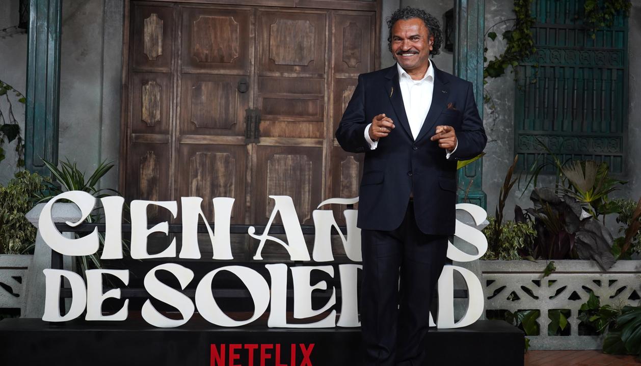 El actor Diego Vásquez posa durante la alfombra roja de la serie de Netflix 'Cien Años de Soledad'.