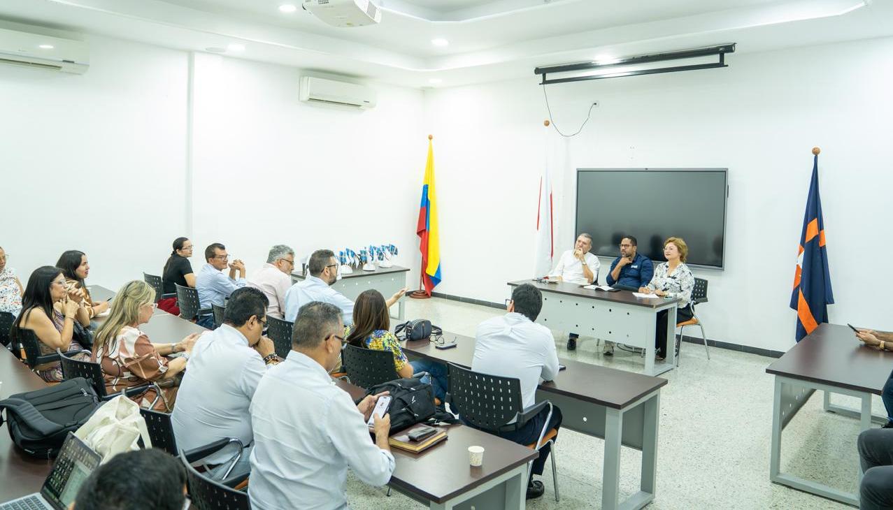 Docentes y coordinadores de los programas de posgrado de Uniatlántico reunidos con el rector.