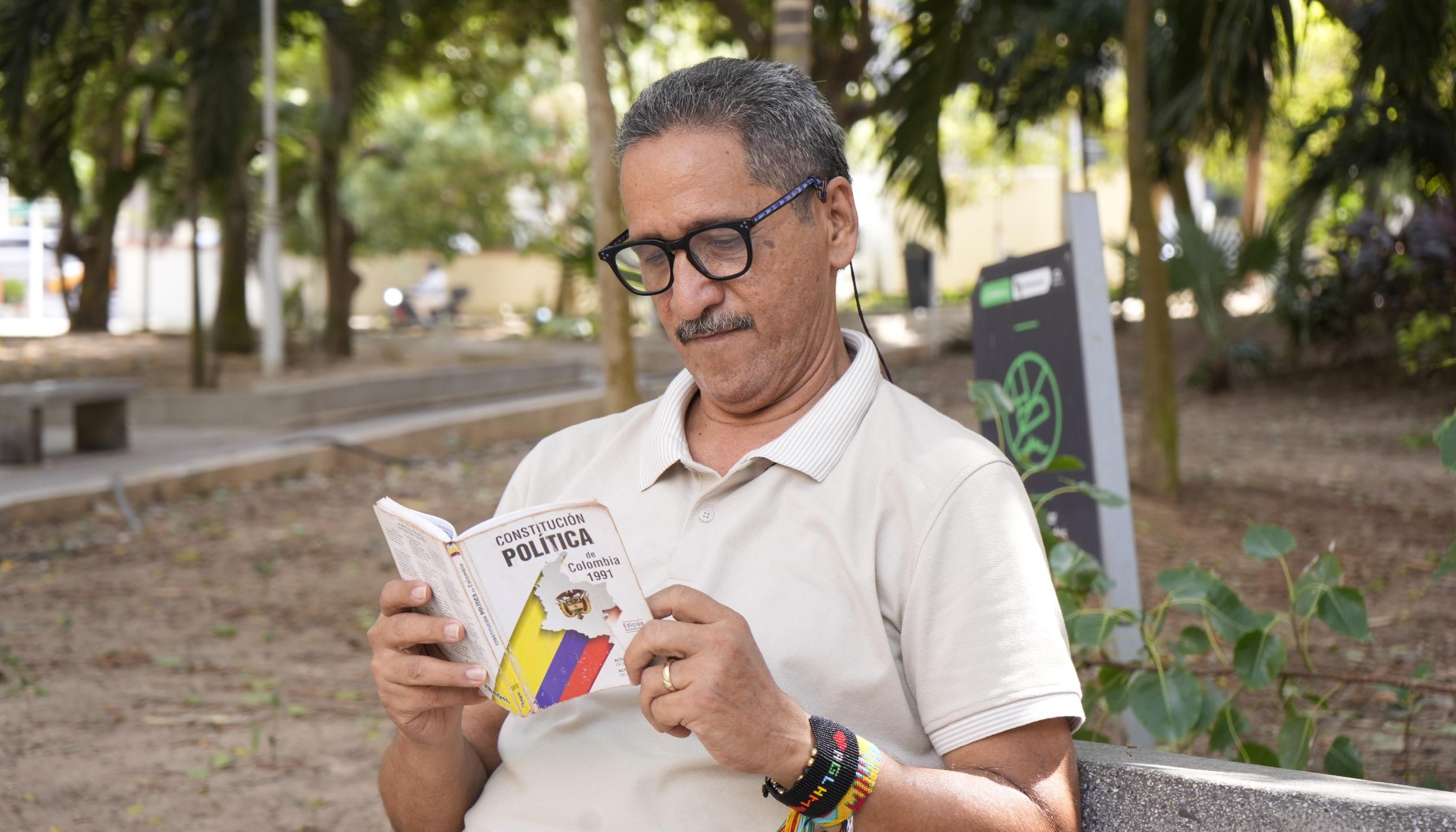 Eder Figueroa con la Constitución Política.