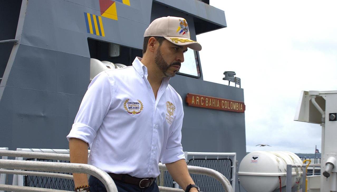 El Presidente Abelardo De La Espriella bajando de un buque.