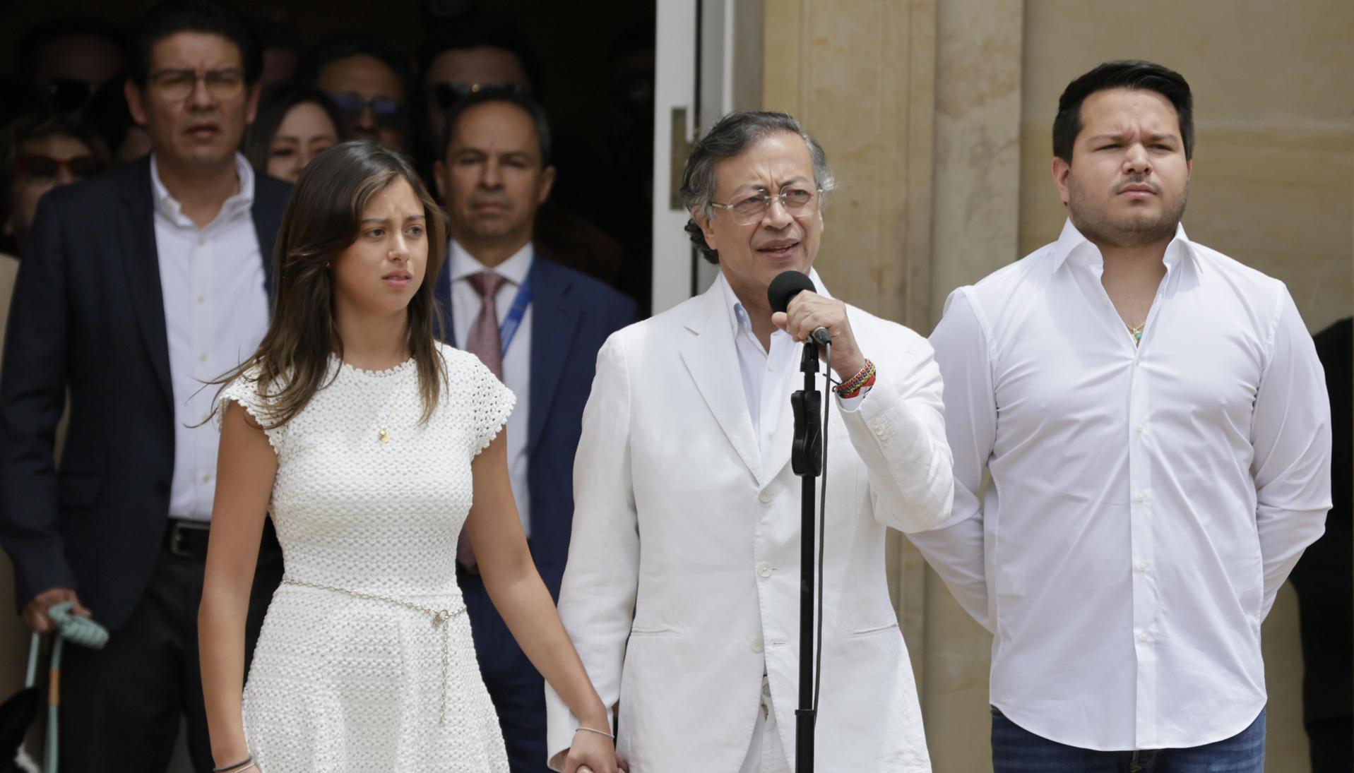 El Presidente saliente de Colombia, Gustavo Petro, saliendo de la Casa de Nariño.