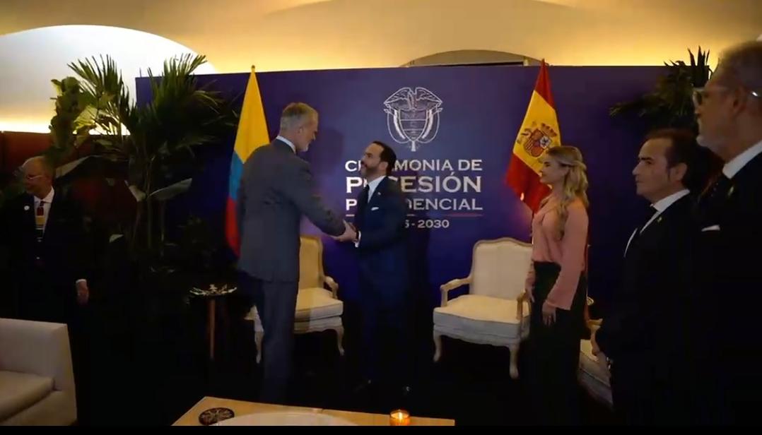 El Rey Felipe VI saluda a Abelardo De La Espriella