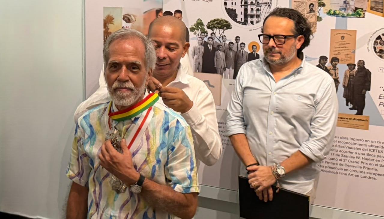 El acuarelista Roberto Angulo recibiendo la  ‘Medalla ciudad de Barranquilla’.