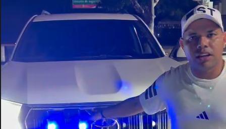 El concejal Alexis Castillo con su camioneta.