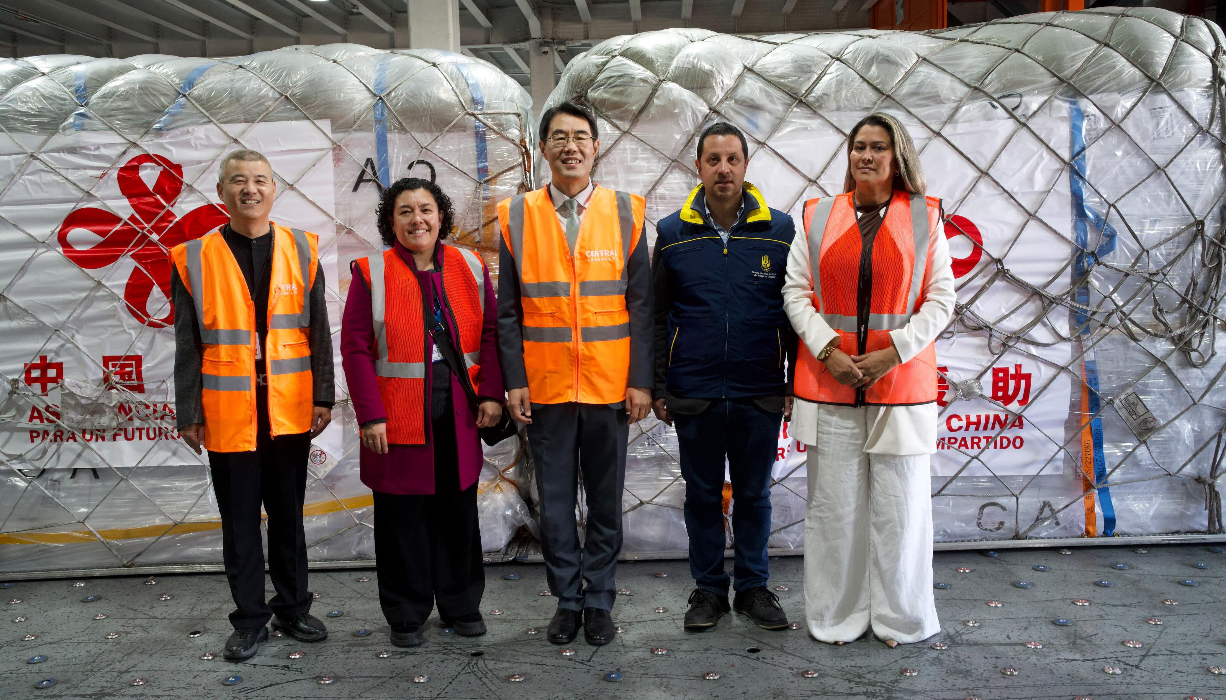 El embajador de China en Colombia, Zu Jingyang, entregando la ayuda humanitaria.