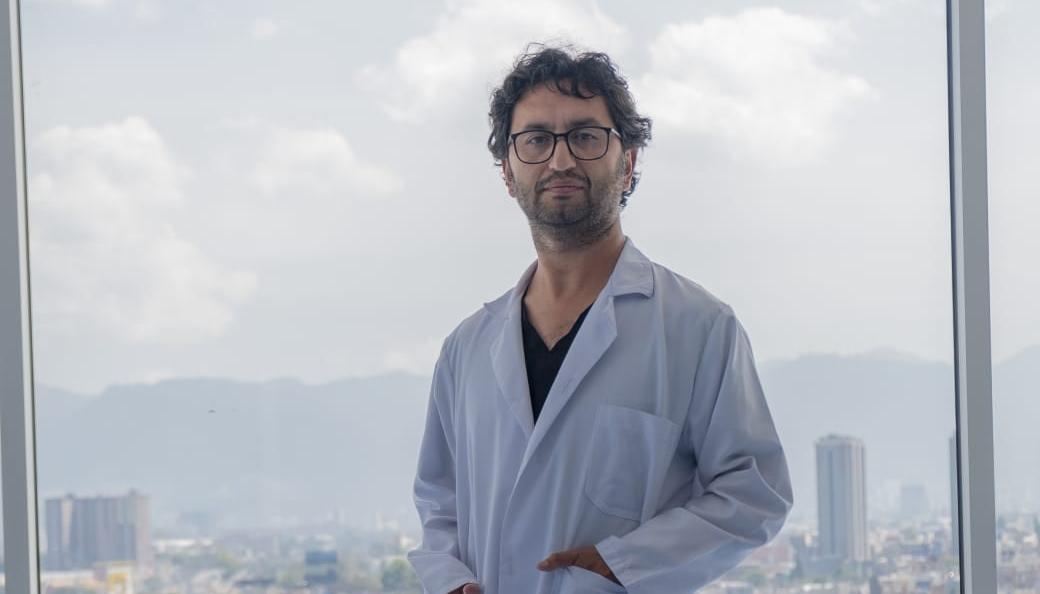 El médico Leonardo Herrera, jefe de cirugía general y autor del libro.