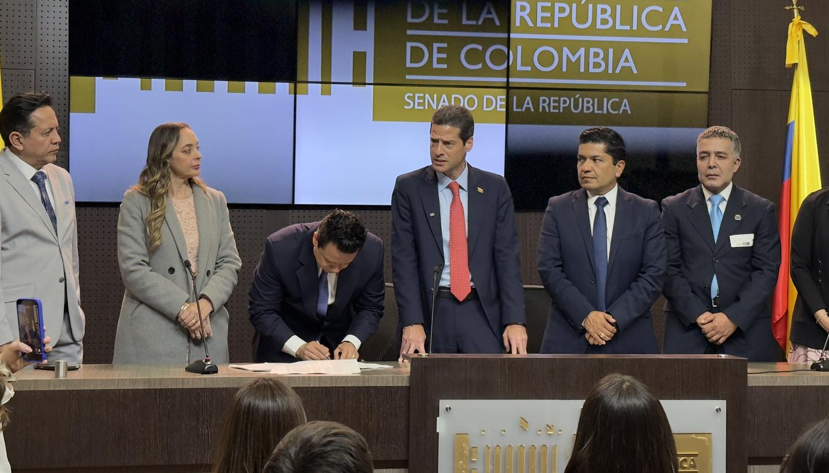 El ministro de Comercio, Mauricio Gómez, radicando el proyecto de ley.