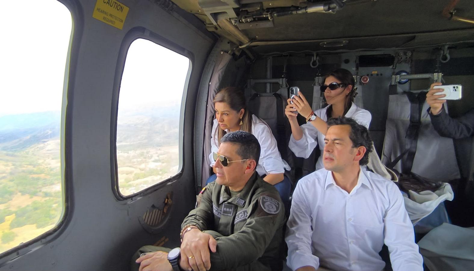 El ministro del Interior, Rodrigo Lara, sobrevolando el área afectada.