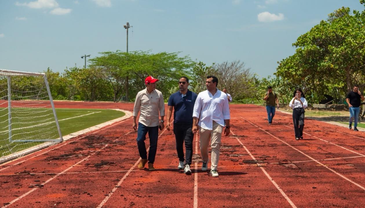 El rector en el recorrido por la pista atlética de la Universidad