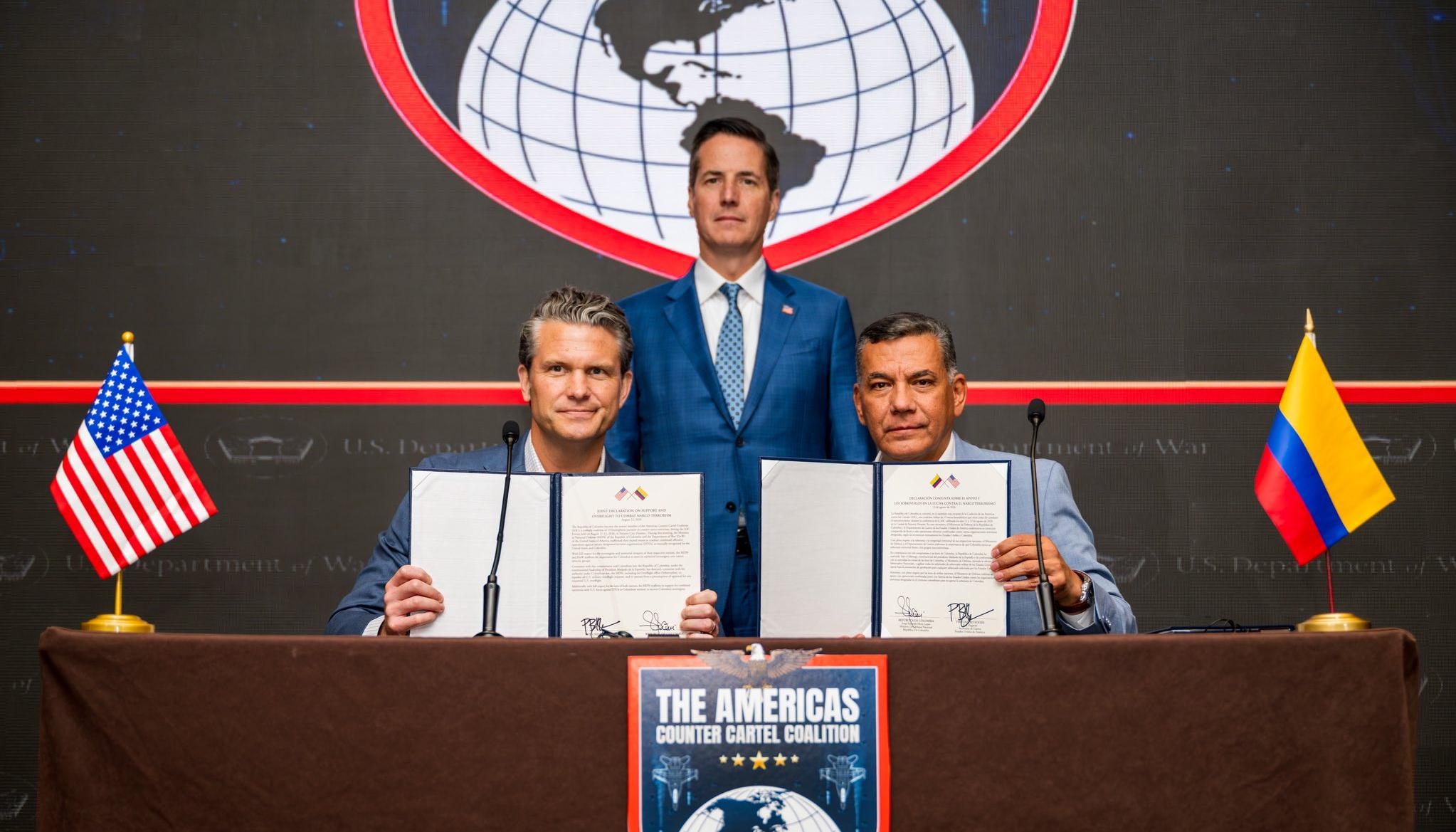 El secretario de Guerra de EE.UU_., Pete Hegseth, y ministro de Defensa, Jorge Eduardo Mora.