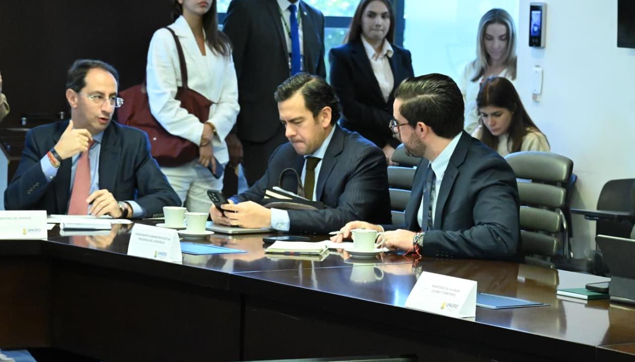 El vicepresidente José Manuel Restrepo, el ministro del Interior Rodrigo Lara, y Nicolás Gómez director del Dapre.