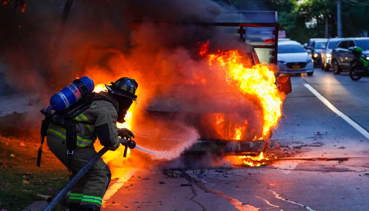 Los bomberos atendiendo la emergencia. 