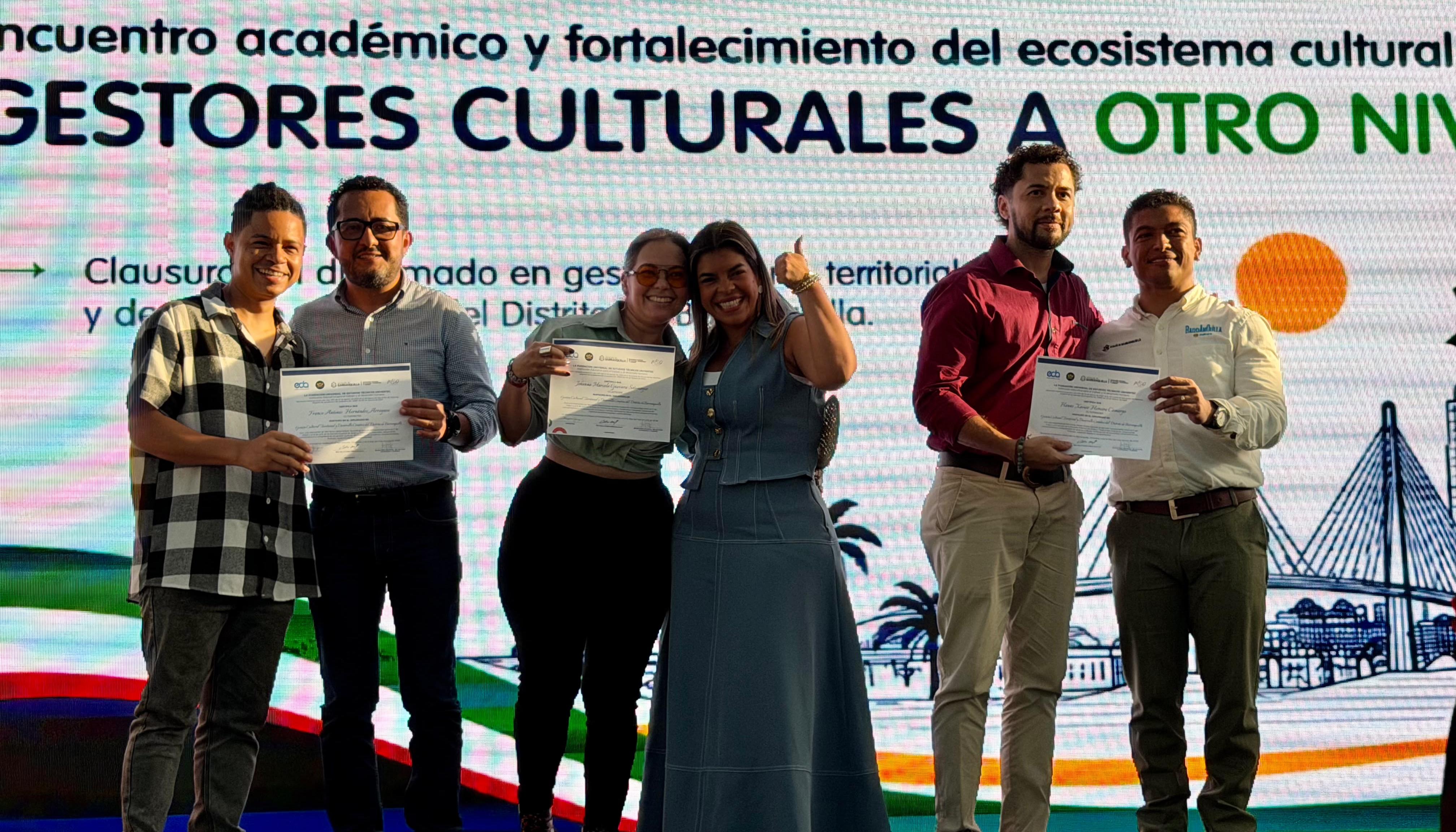 Entrega de diploma a los egresados del diplomado en Gestión cultural.