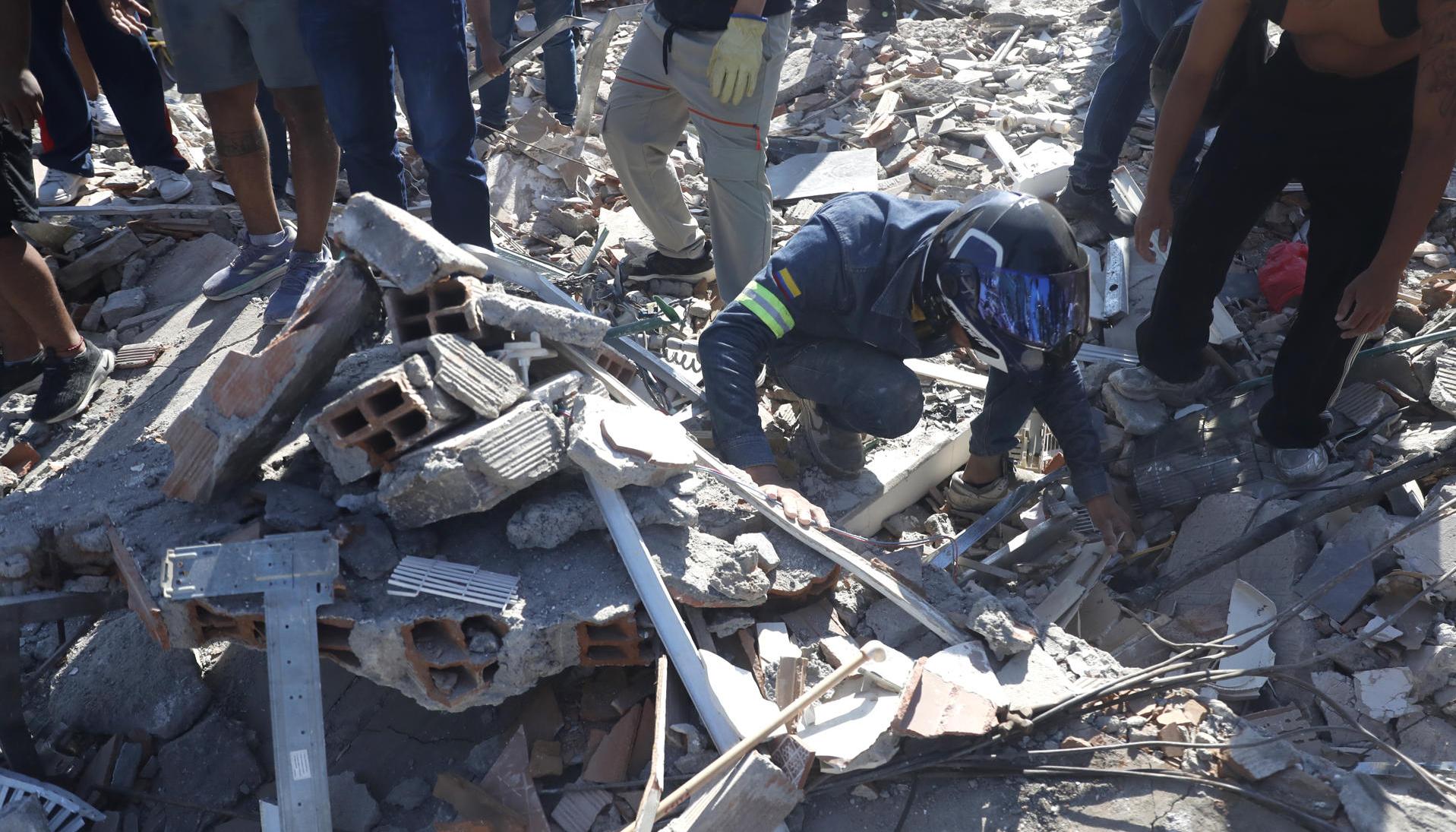 Escombros después del colpaso de un edificio en Cali.