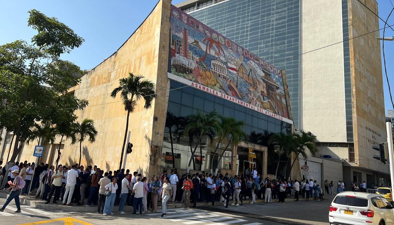 Edificio de la Gobernación del Atlántico fue evacuado por prevención. 