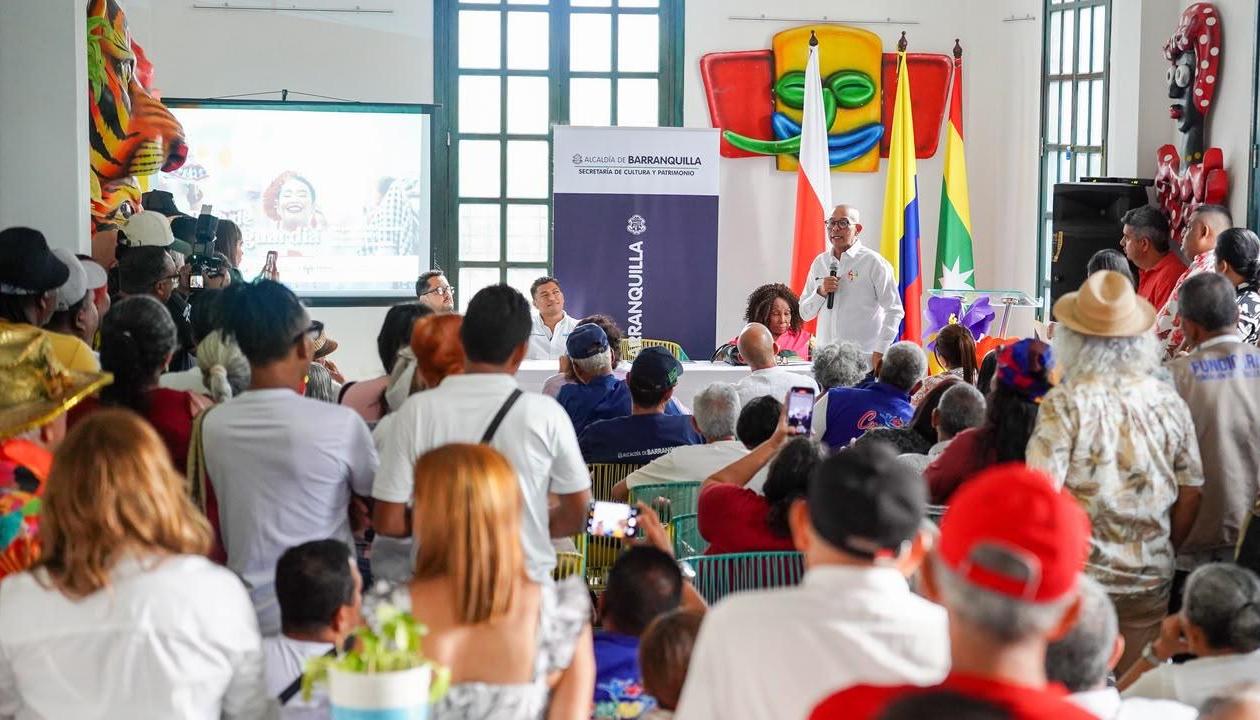 Explicación de la cartilla del Plan Especial de Salvaguardia por parte del director de Carnaval de Barranquilla S.A.S., Juan Ospino Acuña.