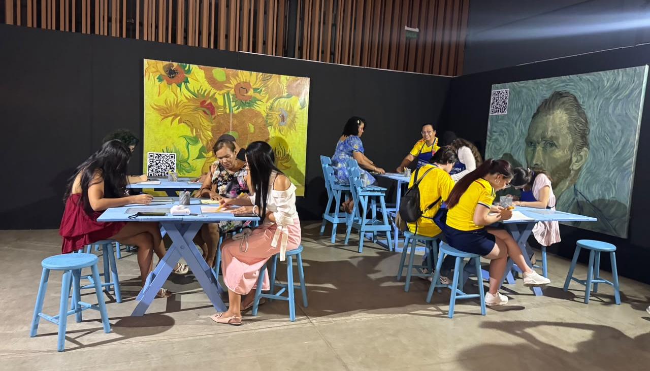  En la exposición VanGogh, los visitantes descubren 50 obras en nueve espacios temáticos ambientados.