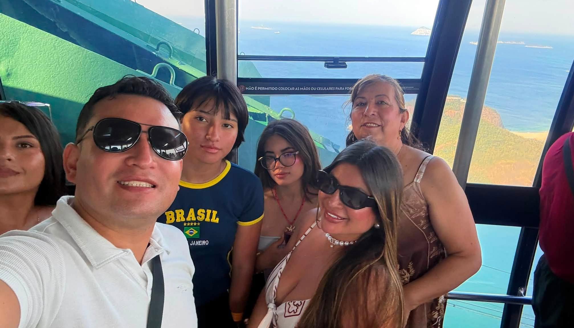 Víctor Manrique (gafas negras) escribió los familiares que perdió (las últimas tres mujeres de la derecha).